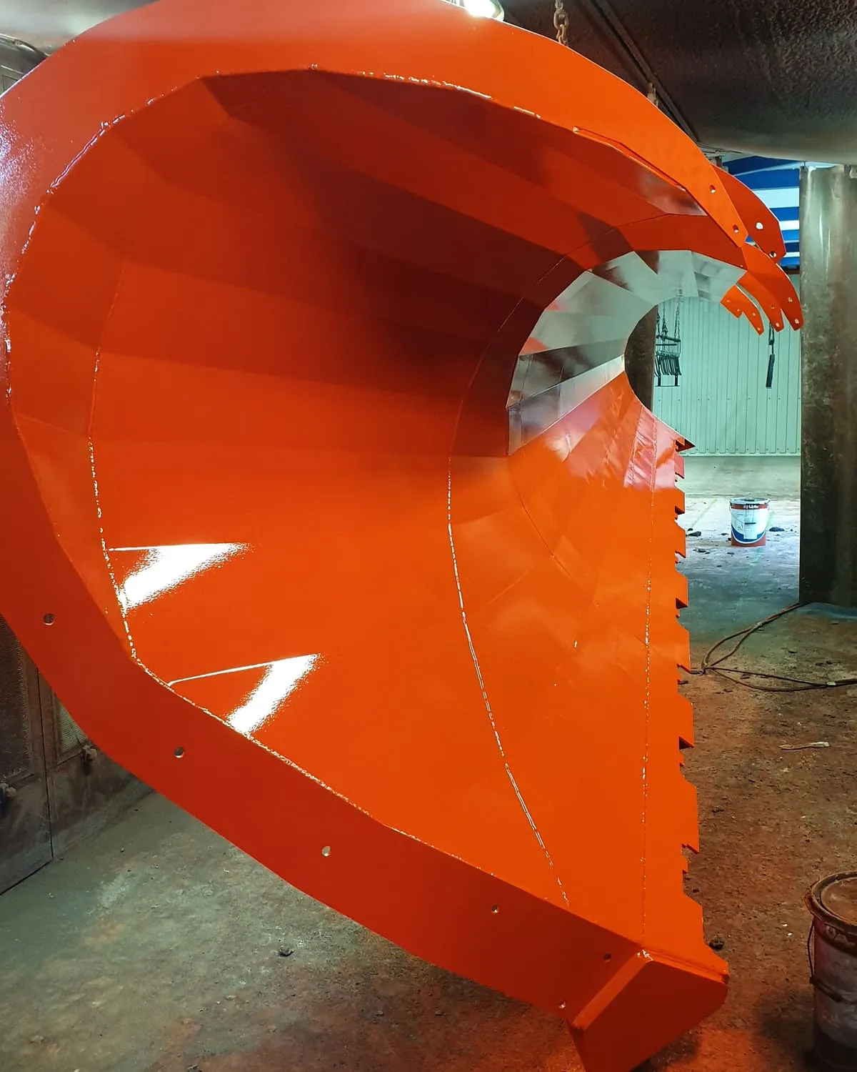 Nylackerad orange industrikomponent med högblank yta